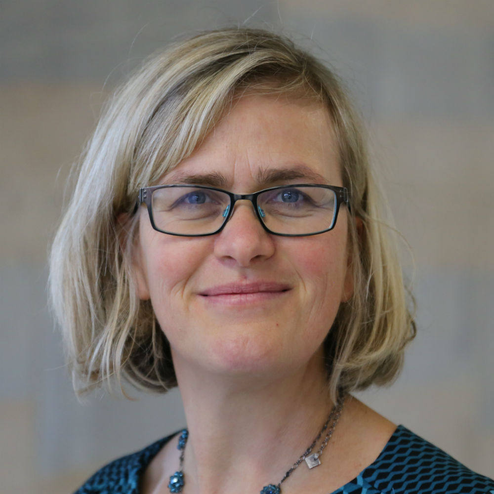 Dr Beate Knight